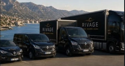 La flotte de véhicules Rivage Transport face à la mer