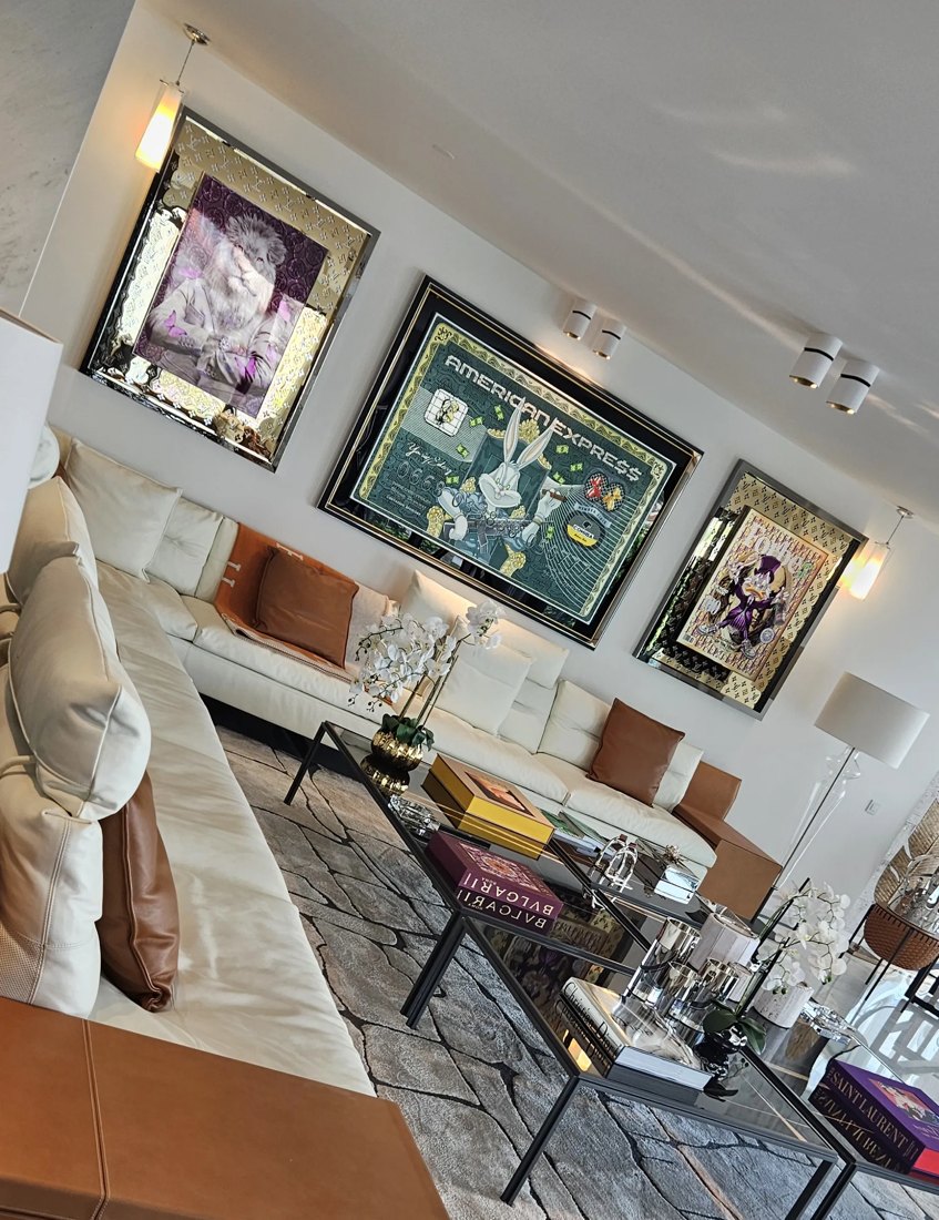 Salon avec œuvres d'art encadrées