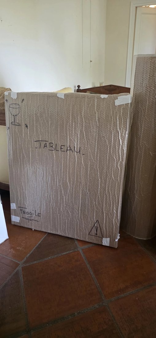 Tableau emballé avec soin avant transport