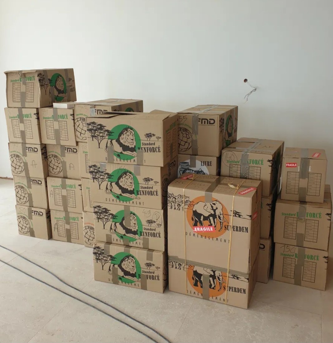 Cartons soigneusement empilés dans un salon avant déménagement
