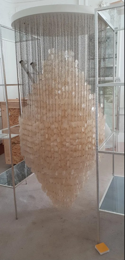 Lustre en coquillages emballé avant transport pour une maison de luxe à Saint-Tropez