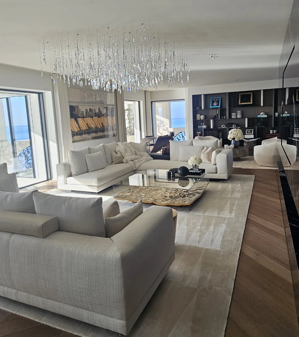 Grand salon avec lustre en cristal et vue mer