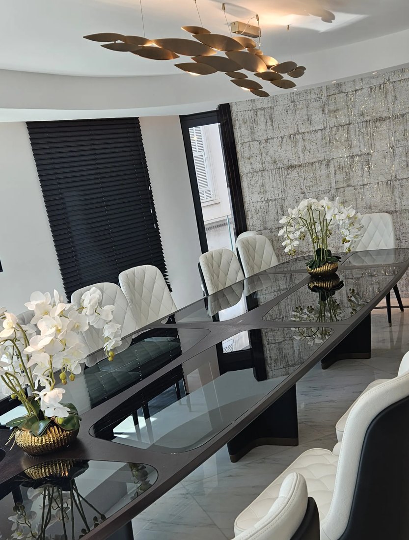 Salle à manger avec grande table et chaises en cuir