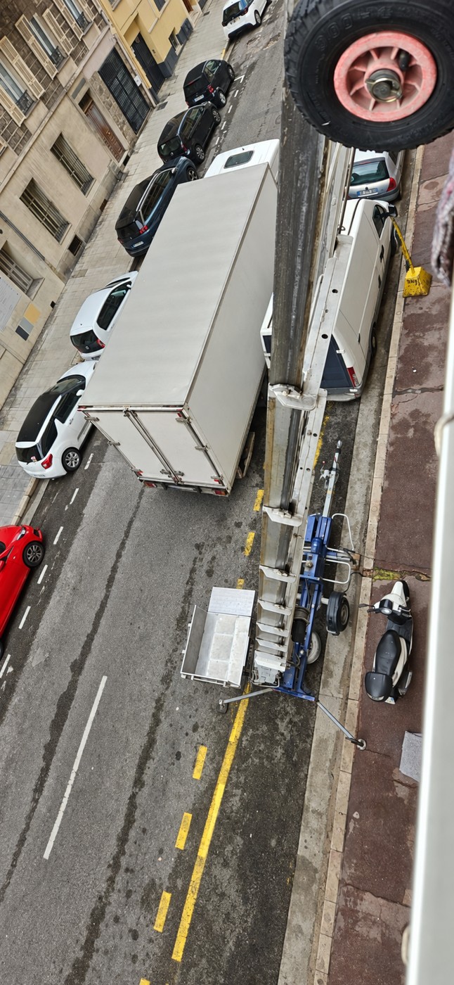 Monte-meuble Rivage Transport déployé dans une rue étroite de Nice
