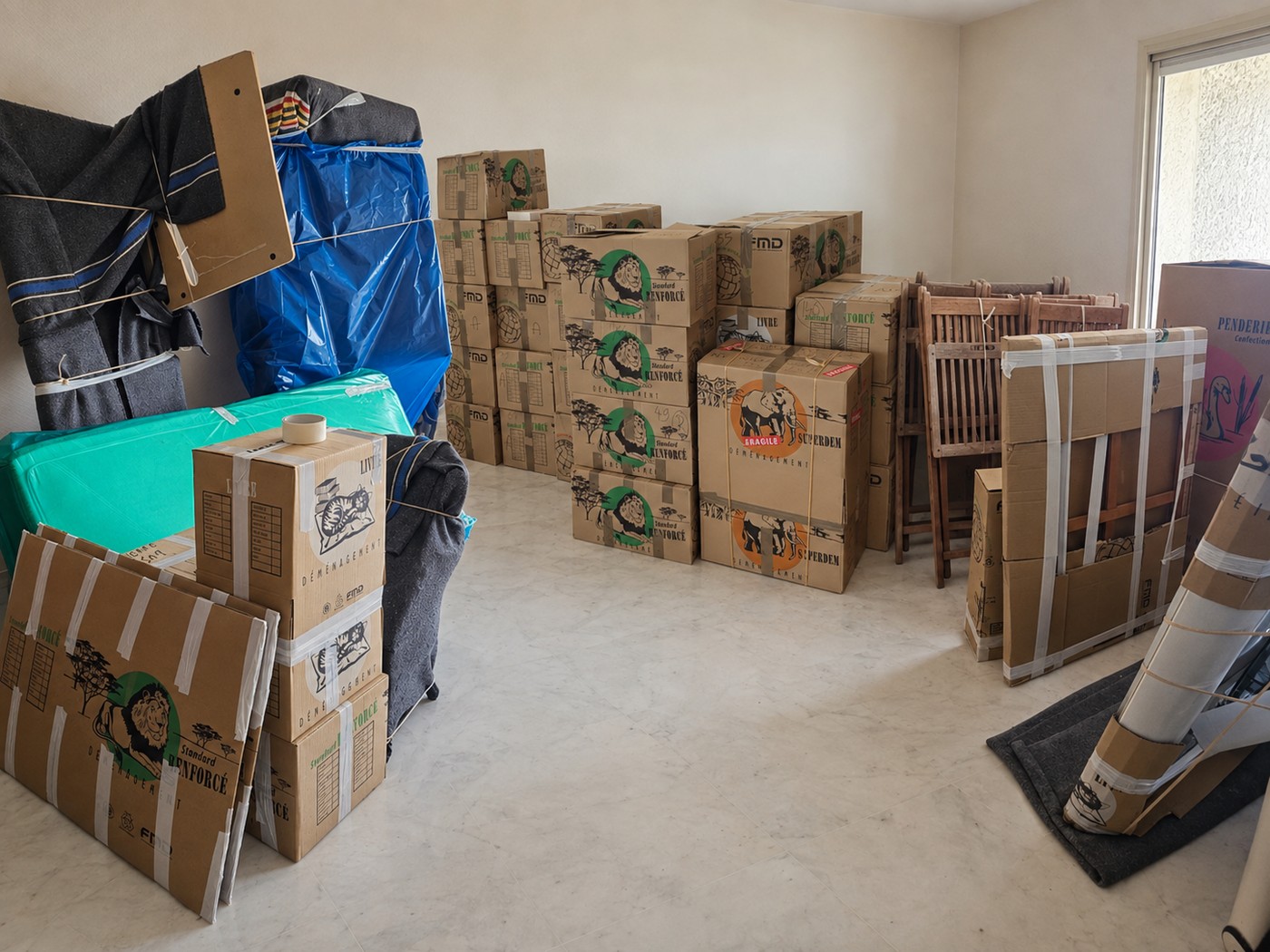 Mobilier et matelas emballés avant un déménagement Rivage Transport