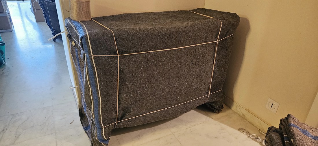 Petit meuble emballé et ficelé avant transport