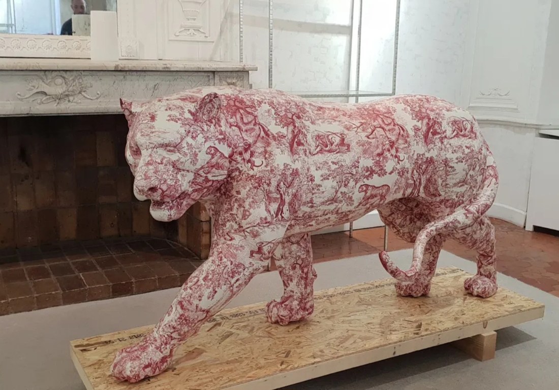 Sculpture d'art déplacée pour une maison de luxe à Saint-Tropez