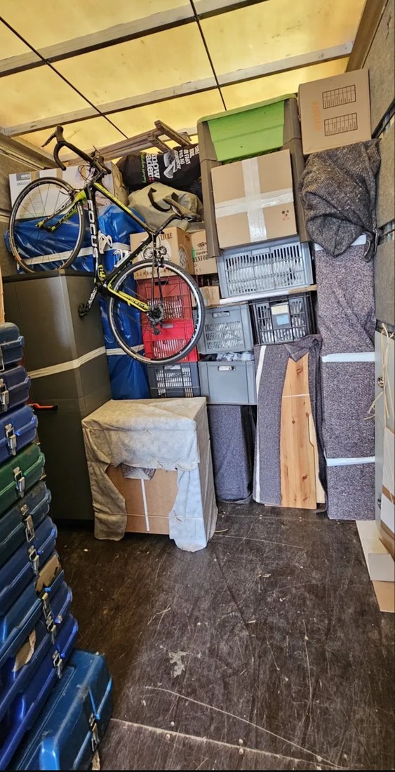 Chargement d'un camion Rivage Transport avec vélo et bagages