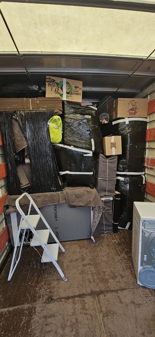 Chargement organisé d'un camion Rivage Transport avec électroménager et mobilier emballé