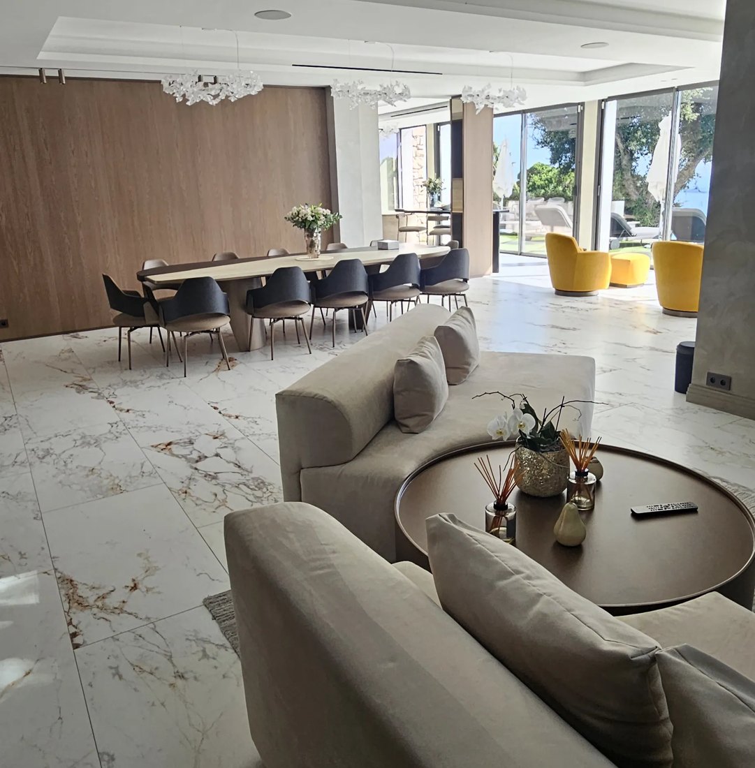 Séjour et salle à manger d'une villa, sol en marbre