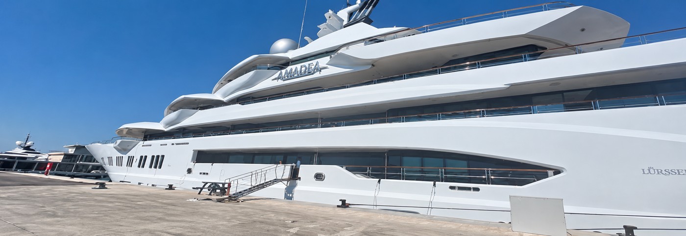 Yacht de luxe accosté sur la Côte d'Azur, client Rivage Transport