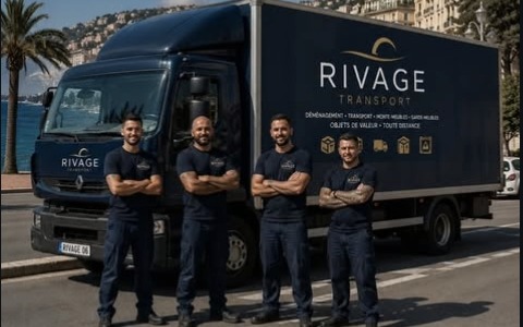 L'équipe Rivage Transport devant le camion, Côte d'Azur