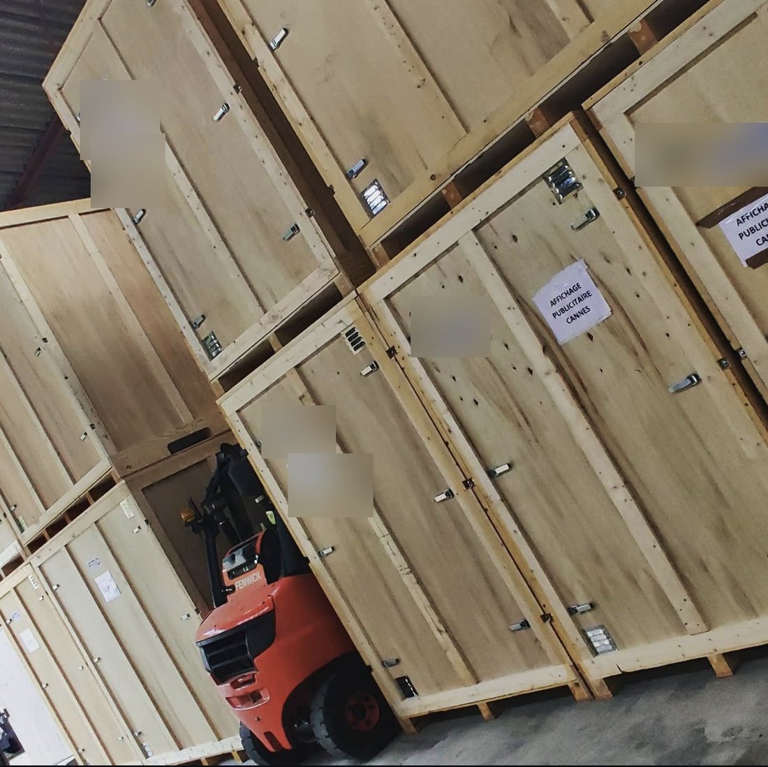 Caisses en bois individuelles dans l'entrepôt garde-meubles Rivage Transport